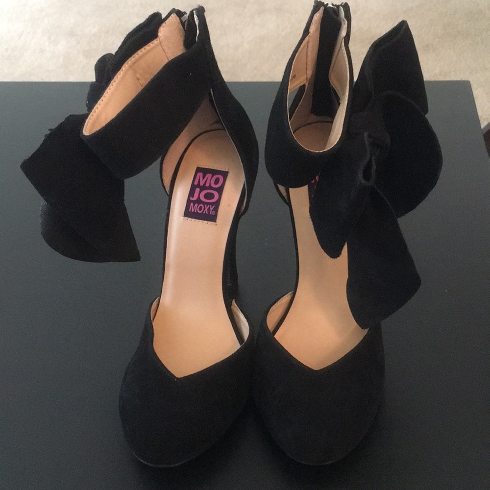 MojoMoxy faux suede bow ankle strap shoes US 6